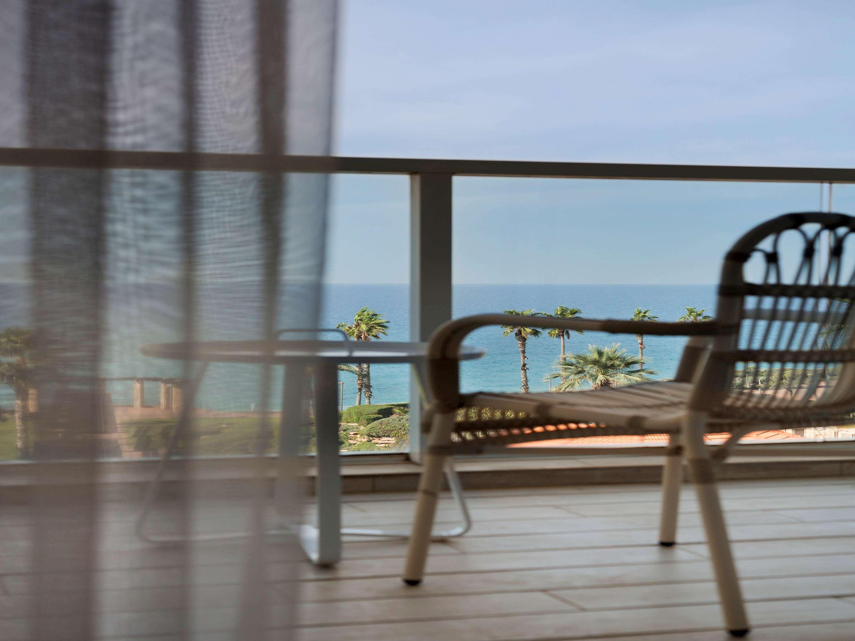 David Tower Hotel Netanya By Prima Hotels - 16 Years Plus Eksteriør billede A balcony